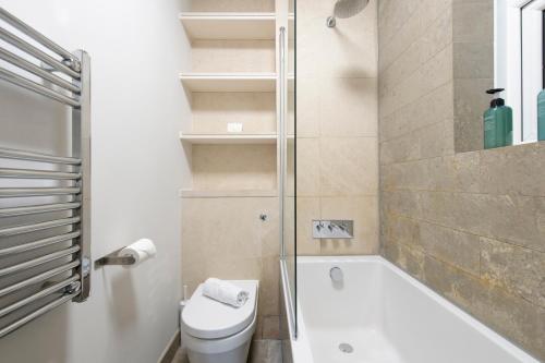 Modern 2BR Flat with 3 Beds Urban Getaway - Cherry, London (photo 11)