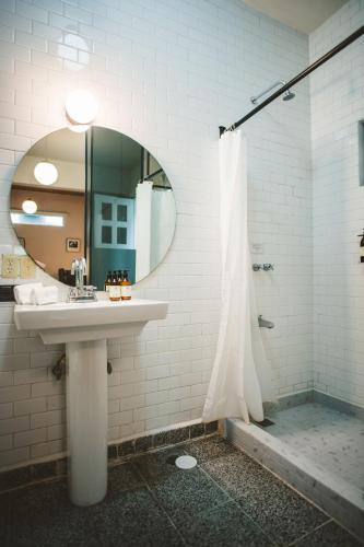 Stylish Colonial Stay in Roma Norte W Rooftop 8BR - image 2