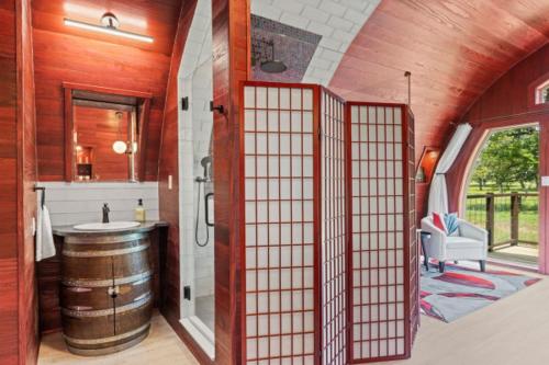 Cabernet Wine Barrel Cabin - image 4