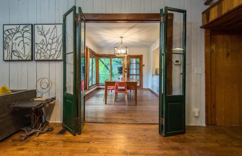 4BR Retreat-Porch-Fireplace-Ping Pong in Naples (NC)