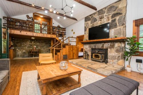 Iekārtas, 4BR Retreat-Porch-Fireplace-Ping Pong in Naples (NC)