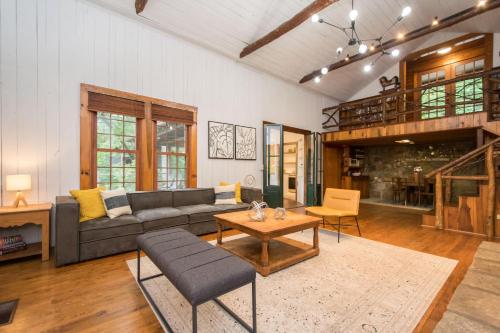 4BR Retreat-Porch-Fireplace-Ping Pong in Naples (NC)