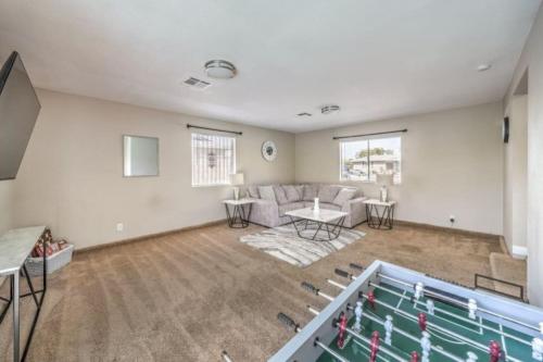 Gunderson Extended Stay w Pool 10 Min to Strip - image 2