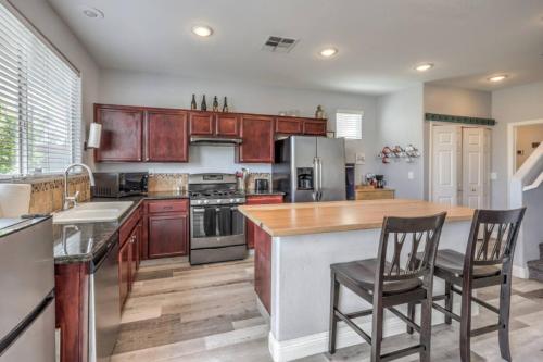 Firewood 15 min to Strip, Full Kitchen King Bed, Las Vegas (photo 2)