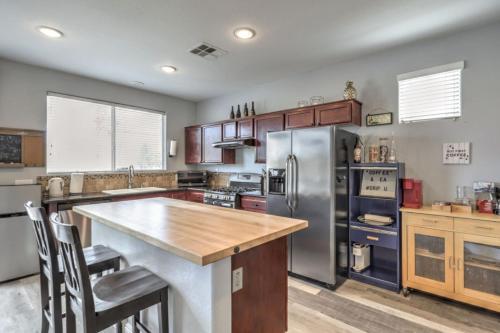 Firewood 15 min to Strip, Full Kitchen King Bed, Las Vegas (photo 10)