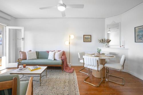Art Deco Gem with Harbour Views in Elizabeth Bay - image 6