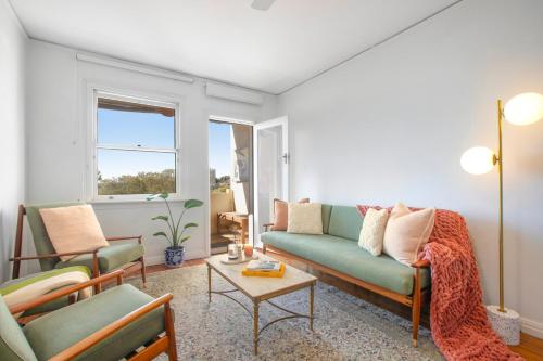 Art Deco Gem with Harbour Views in Elizabeth Bay - image 4