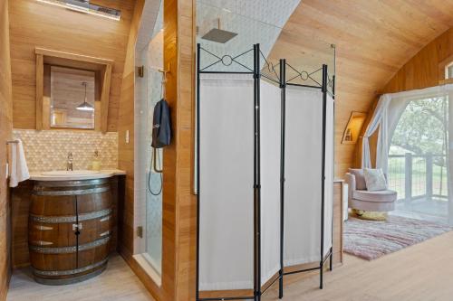 Rosé Wine Barrel Cabin - image 2