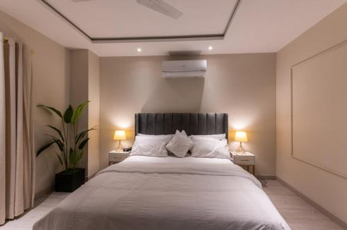 Chic 1BR Apartment - The Opus - image 8