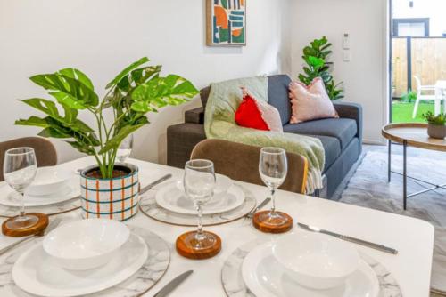 Lovely and Bright 2 Bed 2 Bath Home - image 2