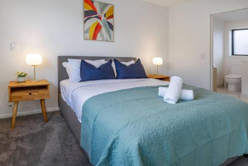 Lovely and Bright 2 Bed 2 Bath Home - image 3