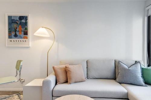 CBD Modern Apartment with City views Pool - Gym - image 3