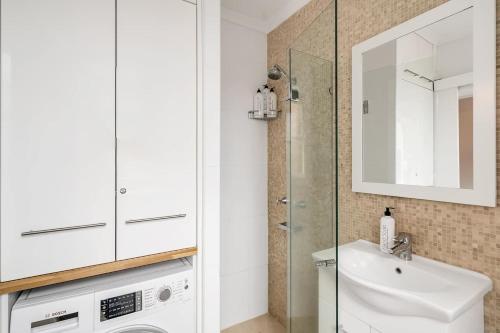 Latitude -Kirribilli Apartment. Opera House Views - image 14