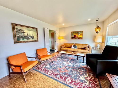 . Retro Refuge On Woodstock Dr