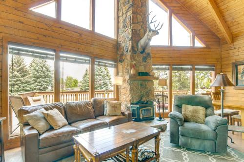 Rustic Village Lake Cabin Escape with Deck and Grill! in Pagosa Springs, Vereinigte Staaten von Amerika