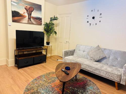 Spacious flat in Chatham High st