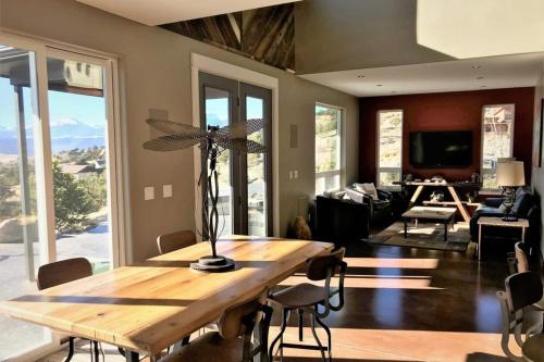 Barnwood Chateau With 2 Master Suites Hot Tub in Salida, USA
