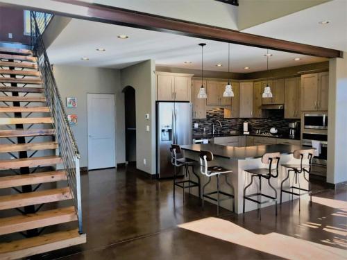 Barnwood Chateau With 2 Master Suites Hot Tub in Salida, USA