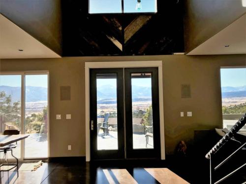 Barnwood Chateau With 2 Master Suites Hot Tub in Salida, USA