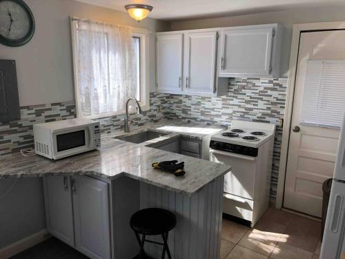 Steps To The Beach From This Cozy Cottage 95 in Dennis Port
