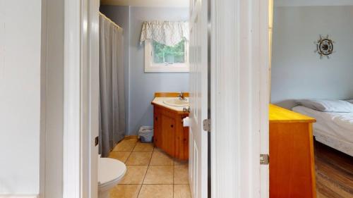 Steps To The Beach From This Cozy Cottage 95 in Dennis Port
