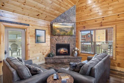 PF Plunge 4 Bedroom Cabin Private Indoor Pool Game Room Hot Tub Prime Location in Pigeon Forge, USA
