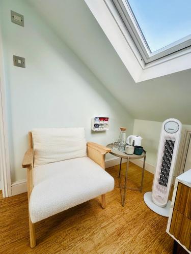 Large Double Room with Private Bathroom West Zone 3 Free Parking, Londyn (zdjęcie 10)