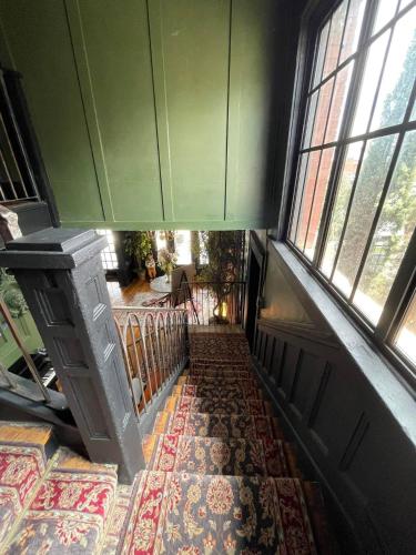 Stylish 1BR Apt, Downtown Free Parking - Tap to explore photos