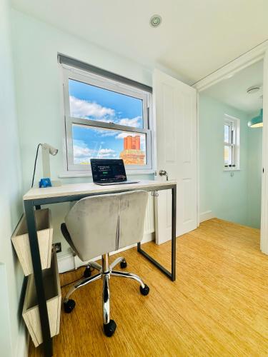 Large Double Room with Private Bathroom West Zone 3 Free Parking, Londyn (zdjęcie 8)