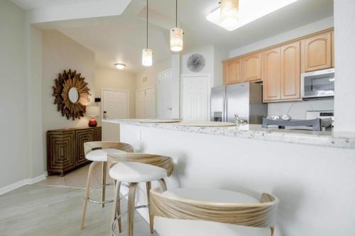 New! Spectacular Vista Cay Penthouse Prize Near Theme Parks Walk to Conventions and Intl Drive in Orlando, USA