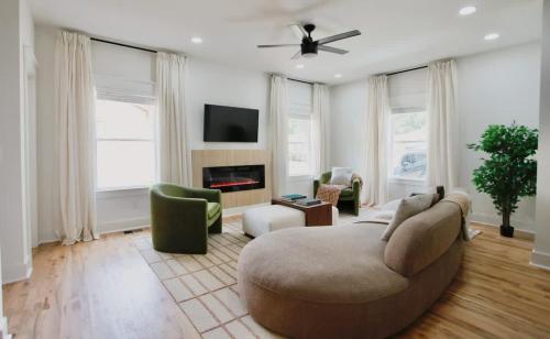 Picturesque Getaway 7BR, Hot tub, Mins to Downtown in Kirkwood