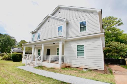 Picturesque Getaway 7BR, Hot tub, Mins to Downtown in Kirkwood