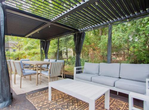 Picturesque Getaway 7BR, Hot tub, Mins to Downtown in Kirkwood