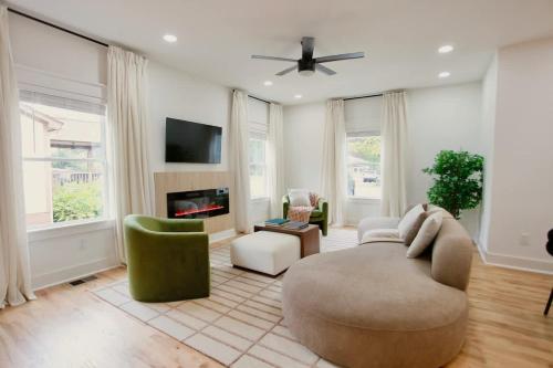 Picturesque Getaway 7BR, Hot tub, Mins to Downtown in Kirkwood