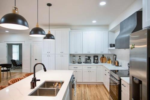 Picturesque Getaway 7BR, Hot tub, Mins to Downtown in Kirkwood