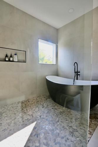 Picturesque Getaway 7BR, Hot tub, Mins to Downtown in Kirkwood