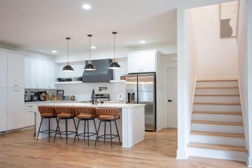 Picturesque Getaway 7BR, Hot tub, Mins to Downtown in Kirkwood