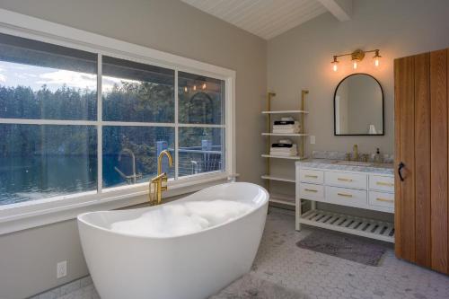Waterfront Privacy, Hot Tub, Mooring, Gated Estate in Orcas Island (WA)