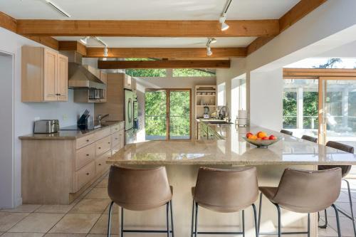 Waterfront Privacy, Hot Tub, Mooring, Gated Estate in Orcas Island (WA)