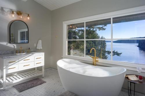 Waterfront Privacy, Hot Tub, Mooring, Gated Estate in Orcas Island (WA)