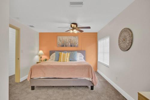 10 Beds! Large Home Groups Multiple Families, Osceola