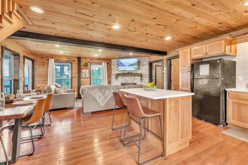 Pop & Granny's cabin with a fire pit hot tub & indoor pool, Bryant (foto 7)