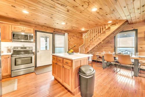 Pop & Granny's cabin with a fire pit hot tub & indoor pool, Bryant (foto 9)
