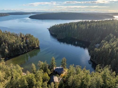 Waterfront Privacy, Hot Tub, Mooring, Gated Estate in Orcas Island (WA)