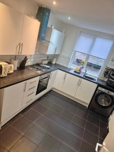 #49 Luxury 4-Bedroom House with Modern Comforts, Liverpool (photo 4)