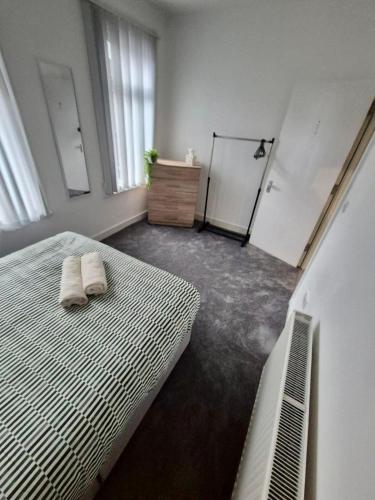 #49 Luxury 4-Bedroom House with Modern Comforts, Liverpool (photo 9)