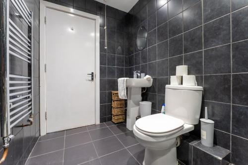 #49 Luxury 4-Bedroom House with Modern Comforts, Liverpool (photo 5)