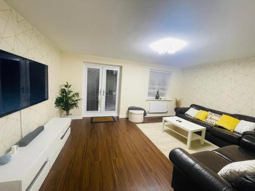 ห้องส่วนกลางสำหรับนั่งเล่น/ดูทีวี, Greenside View in ไฮด์