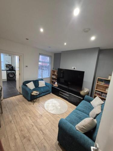 #49 Luxury 4-Bedroom House with Modern Comforts, Liverpool (photo 2)