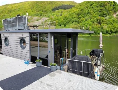 Hausboot auf der Mosel in Pölich, Deutschland